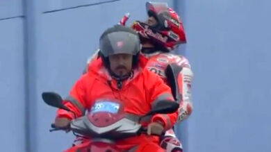 ¿Lanzó Marc Márquez besos a la grada de los fans de Rossi que se alegraron de su caída en Misano?