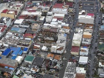 Vista aérea de los daños causados por el huracán Irma a su paso por Philipsburg, en la isla de San Martin