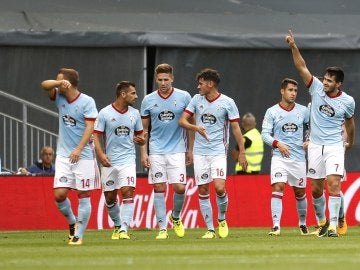 Los jugadores del Celta celebran el gol de Maxi Gómez ante el Alavés