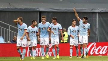 Los jugadores del Celta celebran el gol de Maxi Gómez ante el Alavés