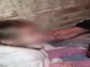 Captura del vídeo en el que se puede ver a los padres dando de fumar y beber a la menor Captura del vídeo en el que se puede ver a los padres dando de fumar y beber a la menor