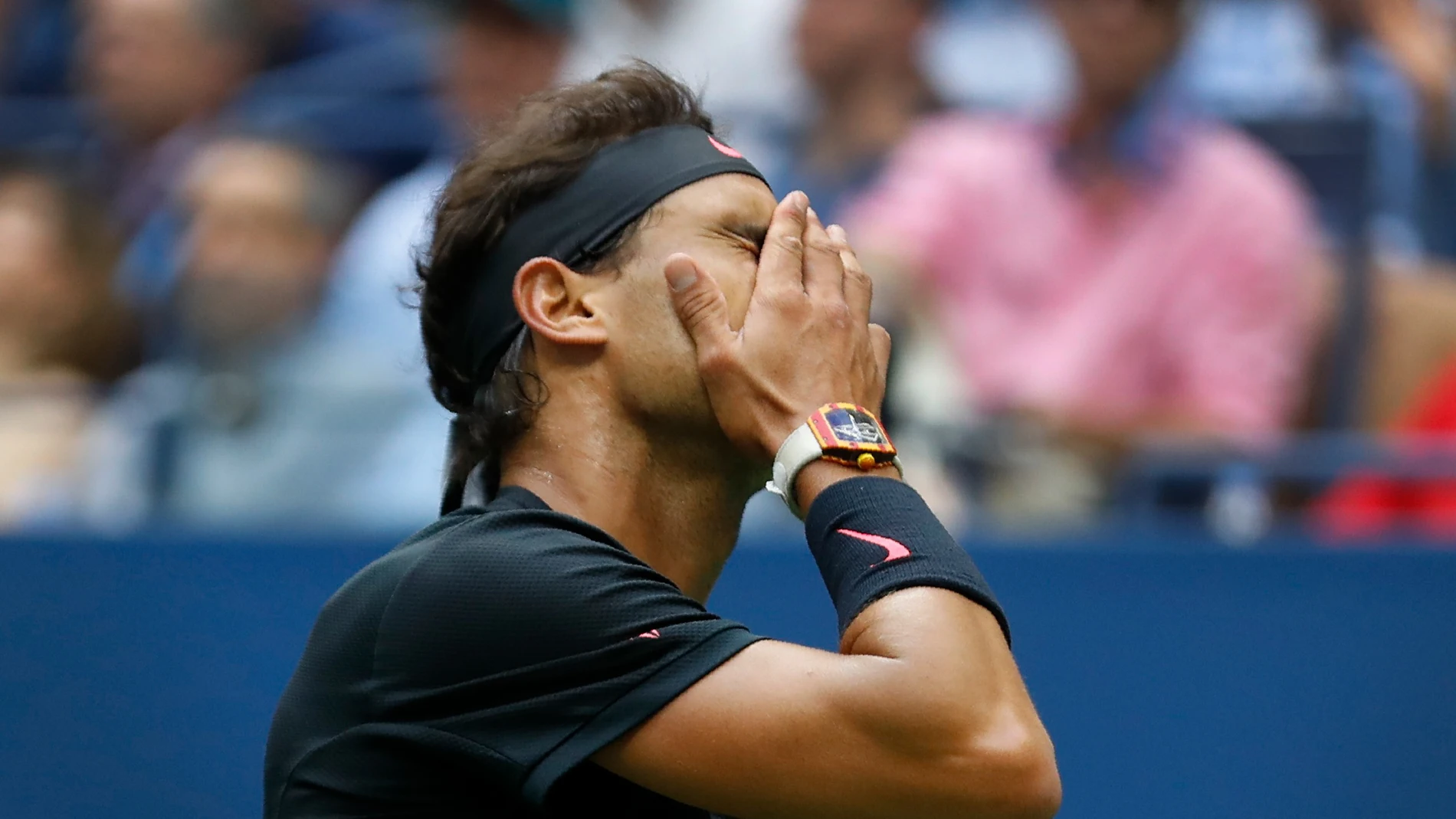 Rafa Nadal se echa la mano a la cara en la final del US Open Rafa Nadal se echa la mano a la cara en la final del US Open
