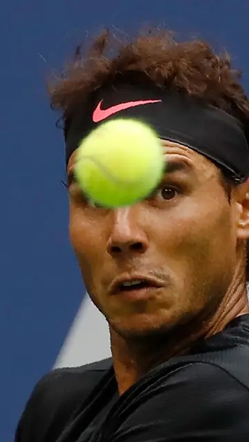 Rafa Nadal, observando a la pelota Rafa Nadal, observando a la pelota