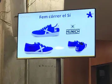 Zapatillas por el 'sí' del PDeCAT Zapatillas por el 'sí' del PDeCAT