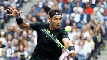 Rafa Nadal corta la bola de revés en la final del US Open