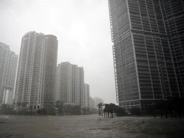 El nivel del agua sube en Miami al paso del huracán Irma El nivel del agua sube en Miami al paso del huracán Irma