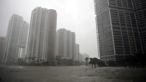 El nivel del agua sube en Miami al paso del huracán Irma El nivel del agua sube en Miami al paso del huracán Irma