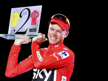 Chris Froome, con el trofeo de campeón de la Vuelta a España Chris Froome, con el trofeo de campeón de la Vuelta a España
