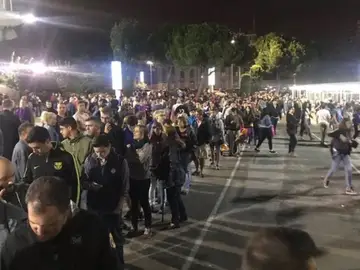 Aficionados votando por la censura de Bartomeu Aficionados votando por la censura de Bartomeu