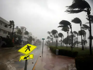 Viento fuerte es visto a lo largo de Ocean Drive en South Beach mientras el huracán Irma llega al sur de Florida, en Miami Beach, Florida Viento fuerte es visto a lo largo de Ocean Drive en South Beach mientras el huracán Irma llega al sur de Florida, en Miami Beach, Florida