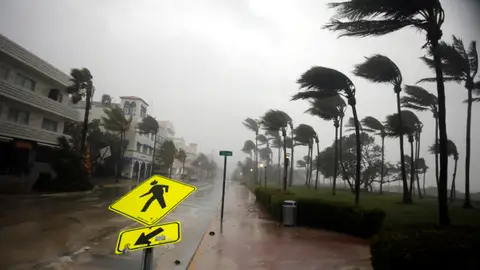 Viento fuerte es visto a lo largo de Ocean Drive en South Beach mientras el huracán Irma llega al sur de Florida, en Miami Beach, Florida Viento fuerte es visto a lo largo de Ocean Drive en South Beach mientras el huracán Irma llega al sur de Florida, en Miami Beach, Florida