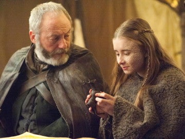 Shireen Baratheon y Sir Davos en 'Juego de Tronos'