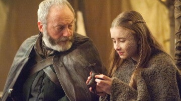 Shireen Baratheon y Sir Davos en 'Juego de Tronos'