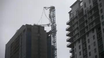 Una grúa colapsa y se derrumba sobre un edificio en Florida Una grúa colapsa y se derrumba sobre un edificio en Florida