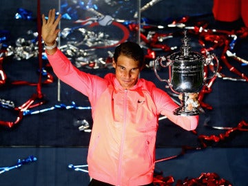 Rafa Nadal, con el trofeo de campeón del US Open en la mano