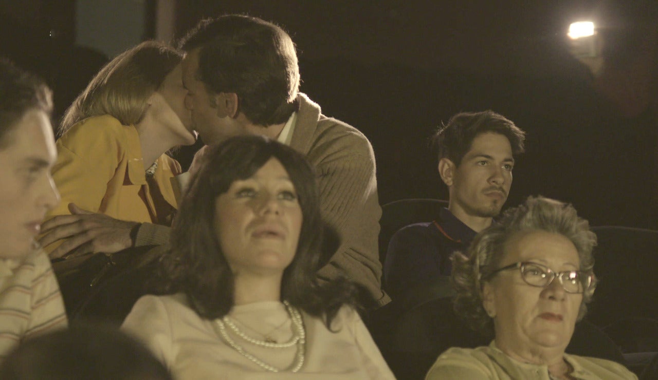 El acomodador de cine sorprende a una pareja con su linterna 