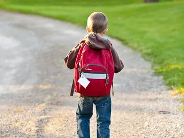 Niño de espaldas Niño de espaldas