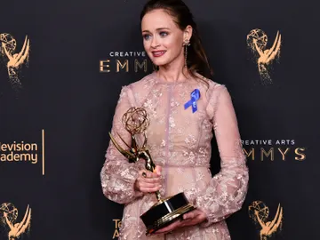 Alexis Bledel con su premio Emmy Alexis Bledel con su premio Emmy