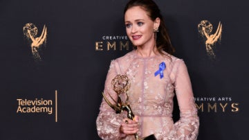 Alexis Bledel con su premio Emmy