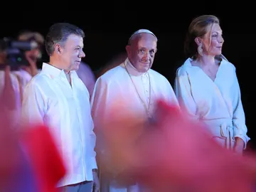 Francisco se despide de Colombia acompañado por el presidente Santos y la primera dama María Clemencia Rodríguez Francisco se despide de Colombia acompañado por el presidente Santos y la primera dama María Clemencia Rodríguez