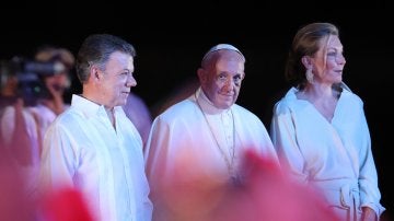 Francisco se despide de Colombia acompañado por el presidente Santos y la primera dama María Clemencia Rodríguez