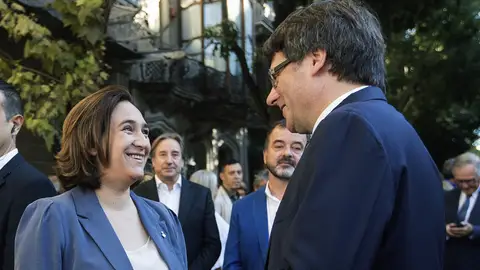 El presidente de la Generalitat, Carles Puigdemont, conversa con la alcaldesa de Barcelona, Ada Colau El presidente de la Generalitat, Carles Puigdemont, conversa con la alcaldesa de Barcelona, Ada Colau