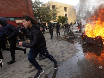 Manifestantes se enfrentaron hoy a la policía 