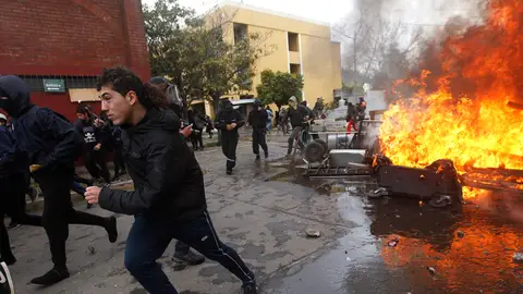 Manifestantes se enfrentaron hoy a la policía Manifestantes se enfrentaron hoy a la policía