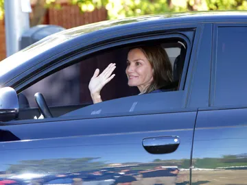 La reina Letizia llevando a sus hijas en su primer día de colegio La reina Letizia llevando a sus hijas en su primer día de colegio