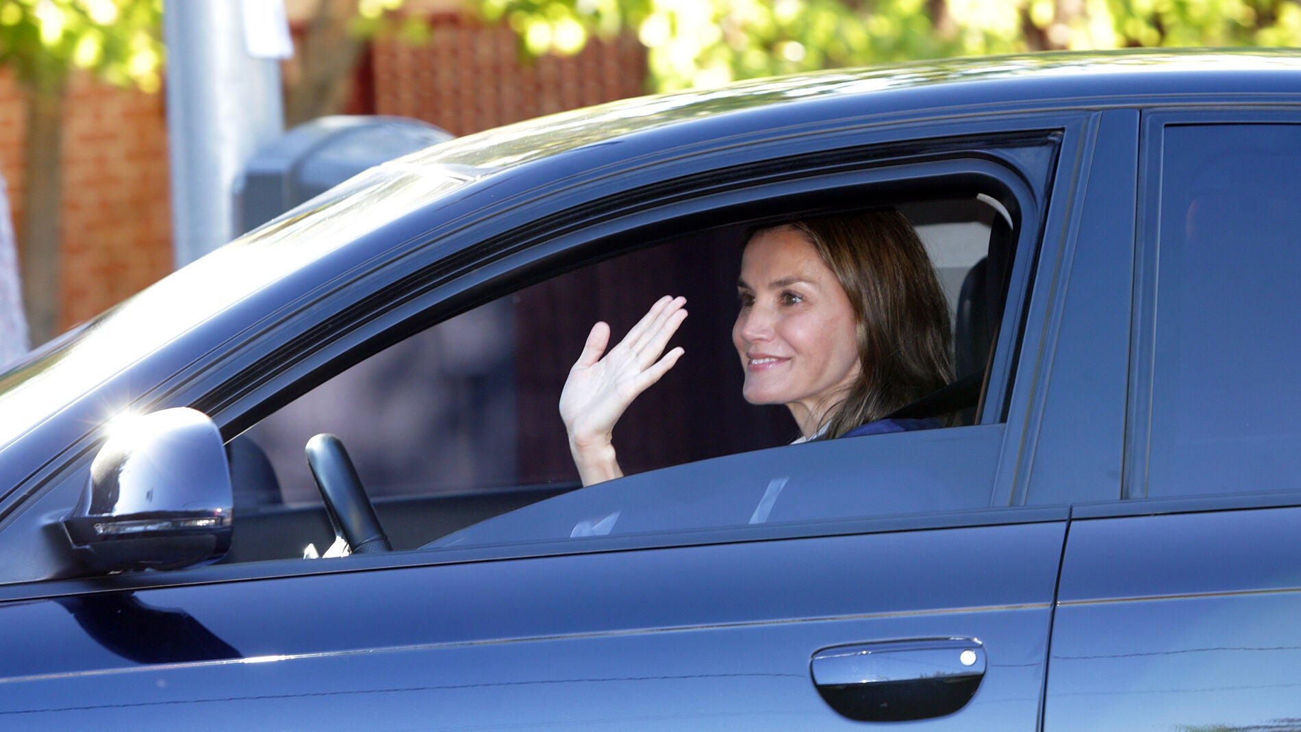 La reina Letizia llevando a sus hijas en su primer día de colegio