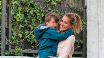 Lucas, el hijo de Alba Carrillo, se resiste a ir al colegio