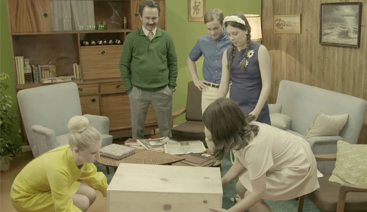 Arturo Valls entrega a la familia Vela Cedena el aparato más deseado de la época 