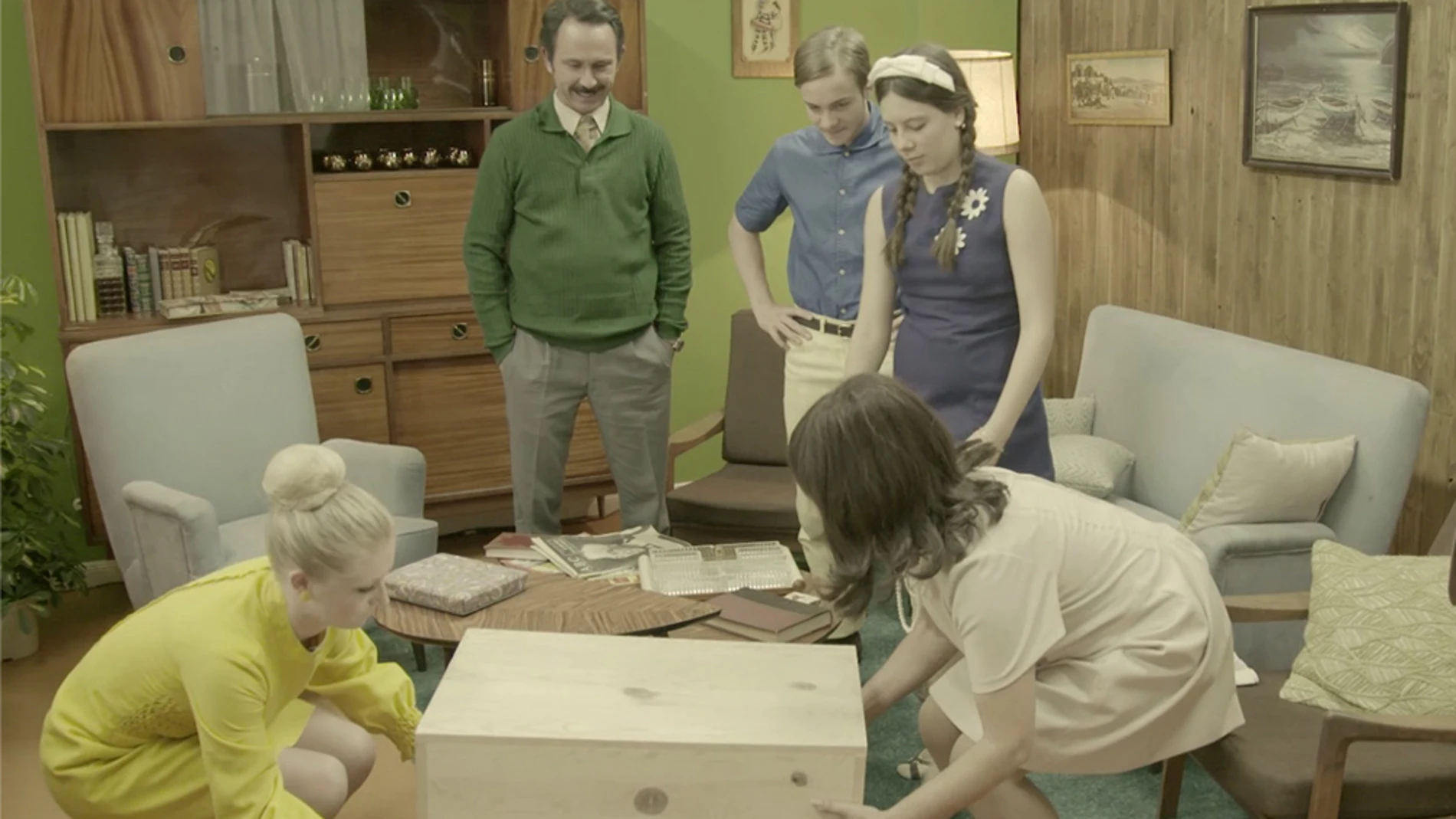 Arturo Valls entrega a la familia Vela Cedena el aparato más deseado de la época 