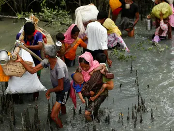 Refugiados Rohingya caminan a través del agua después de cruzar la frontera en barco a través del río Naf en Teknaf en Bangladesh Refugiados Rohingya caminan a través del agua después de cruzar la frontera en barco a través del río Naf en Teknaf en Bangladesh