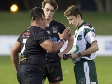 Un jugador de rugby agrede a un árbitro en una final sub 19