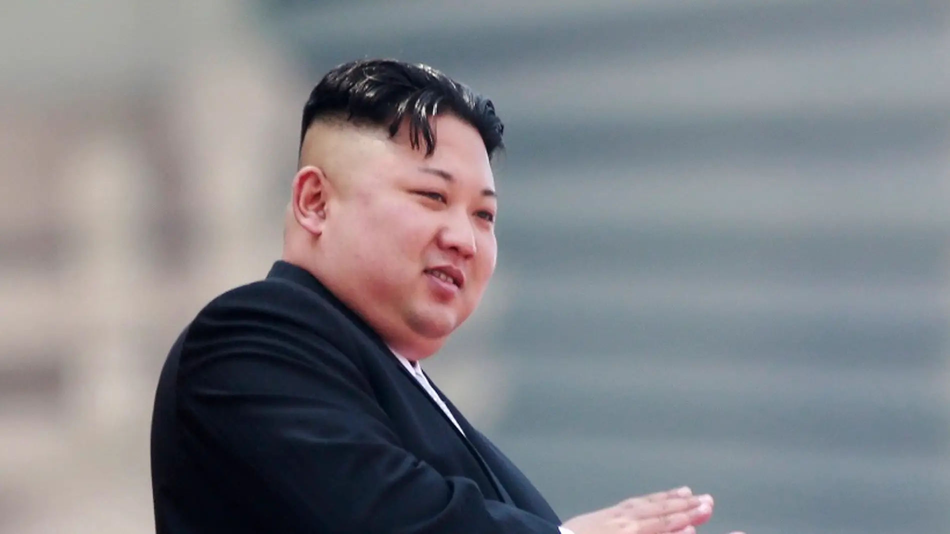 Fotografía de archivo que muestra al líder norcoreano Kim Jong-un mientras aplaude desde un balcón durante un desfile