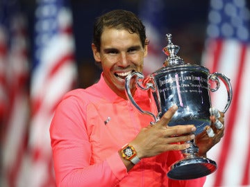 Rafa Nadal muerde su 16º Grand Slam, el trofeo de campeón del US Open
