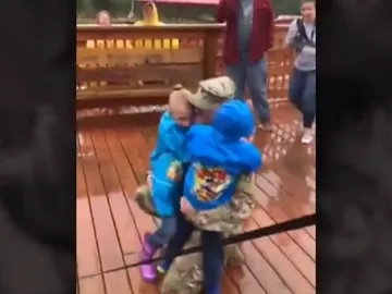 El soldado junto a sus dos hijos en el zoo de Nueva York, Estados Unidos El soldado junto a sus dos hijos en el zoo de Nueva York, Estados Unidos