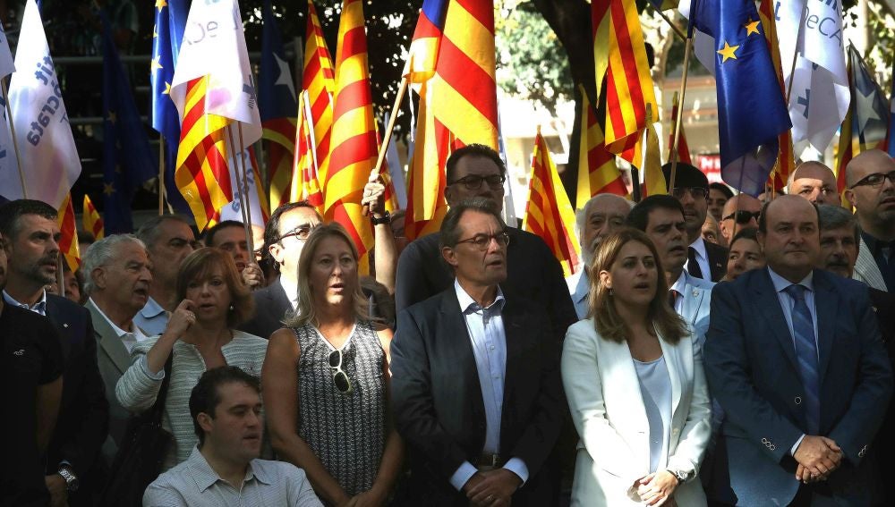 El expresident de la Generalitat Artur Mas junto a los dirigentes del PDECAT, Marta Pascal y David Bonvehi, con el dirigente Andoni Ortuzar del PNV, en la ofrenda floral del PDECAT al monumento de Rafael Casanova con motivo de la celebración de la Diada