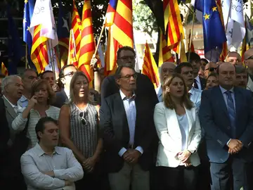 El expresident de la Generalitat Artur Mas junto a los dirigentes del PDECAT, Marta Pascal y David Bonvehi, con el dirigente Andoni Ortuzar del PNV, en la ofrenda floral del PDECAT al monumento de Rafael Casanova con motivo de la celebración de la Diada El expresident de la Generalitat Artur Mas junto a los dirigentes del PDECAT, Marta Pascal y David Bonvehi, con el dirigente Andoni Ortuzar del PNV, en la ofrenda floral del PDECAT al monumento de Rafael Casanova con motivo de la celebración de la Diada