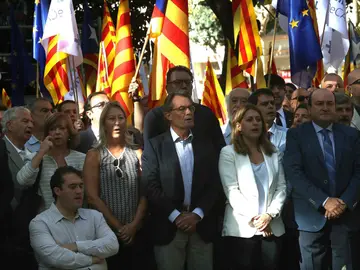 El expresident de la Generalitat Artur Mas junto a los dirigentes del PDECAT, Marta Pascal y David Bonvehi, con el dirigente Andoni Ortuzar del PNV, en la ofrenda floral del PDECAT al monumento de Rafael Casanova con motivo de la celebración de la Diada El expresident de la Generalitat Artur Mas junto a los dirigentes del PDECAT, Marta Pascal y David Bonvehi, con el dirigente Andoni Ortuzar del PNV, en la ofrenda floral del PDECAT al monumento de Rafael Casanova con motivo de la celebración de la Diada