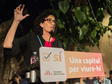 La secretaria general de ERC, Marta Rovira, en un acto del partido, previo a la Diada en el Fossar de les Moreres, en Barcelona La secretaria general de ERC, Marta Rovira, en un acto del partido, previo a la Diada en el Fossar de les Moreres, en Barcelona