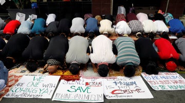Musulmanes filipinos rezan durante una manifestación para protestar contra la persecución de los musulmanes rohingya en Birmania, frente a la embajada de Birmania en Makati, Filipinas