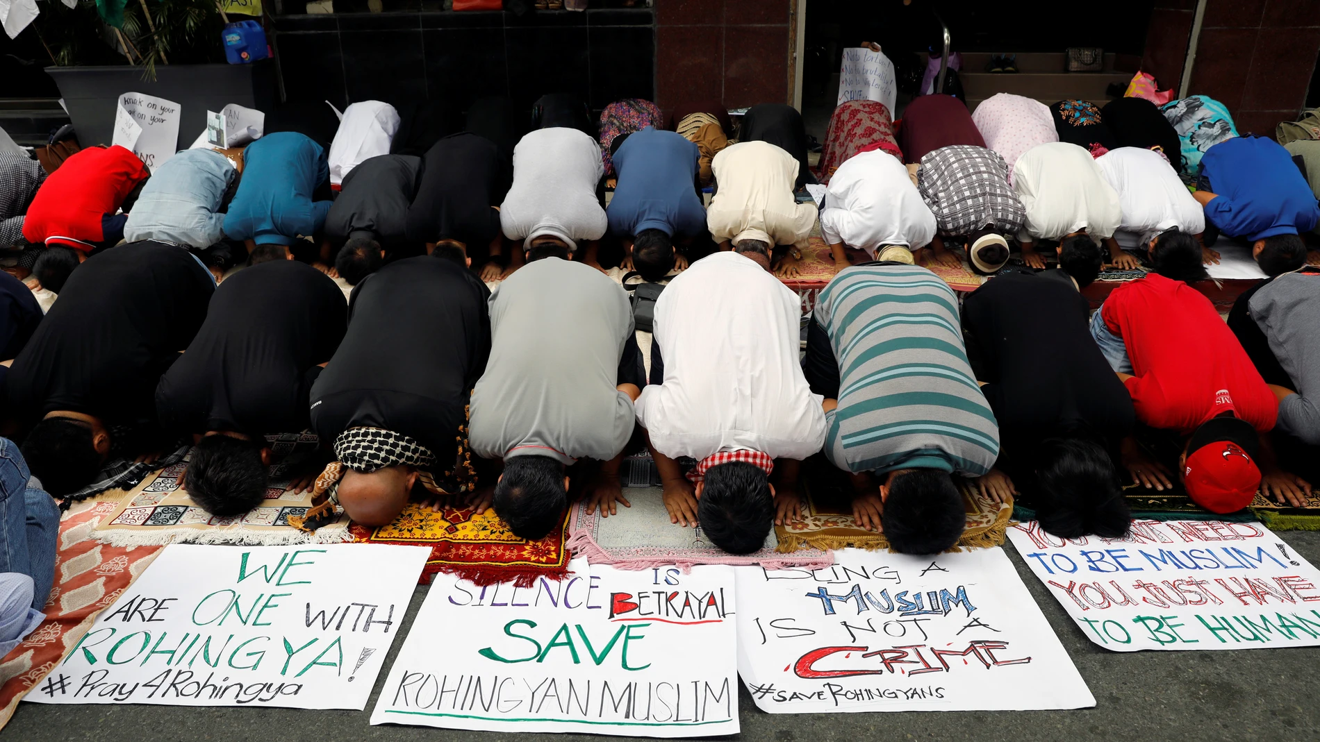 Musulmanes filipinos rezan durante una manifestación para protestar contra la persecución de los musulmanes rohingya en Birmania, frente a la embajada de Birmania en Makati, Filipinas Musulmanes filipinos rezan durante una manifestación para protestar contra la persecución de los musulmanes rohingya en Birmania, frente a la embajada de Birmania en Makati, Filipinas