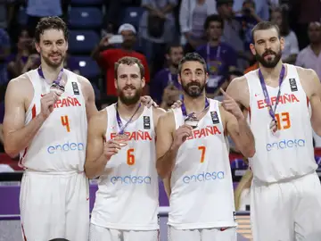 Los Gasol, Sergio Rodríguez y Navarro posan con el bronce del Eurobasket Los Gasol, Sergio Rodríguez y Navarro posan con el bronce del Eurobasket