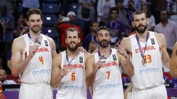 Los Gasol, Sergio Rodríguez y Navarro posan con el bronce del Eurobasket