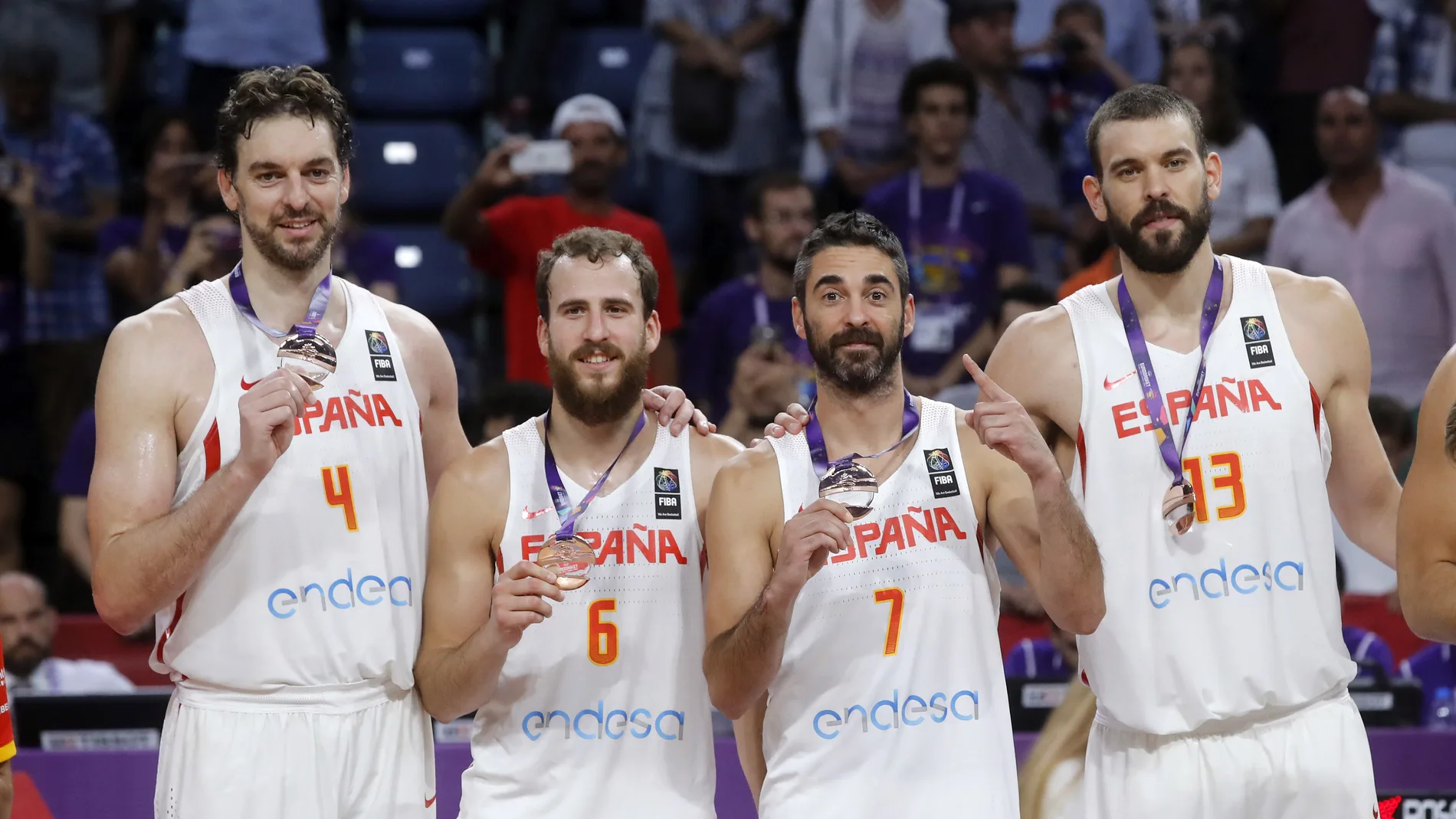 Los Gasol, Sergio Rodríguez y Navarro posan con el bronce del Eurobasket Los Gasol, Sergio Rodríguez y Navarro posan con el bronce del Eurobasket