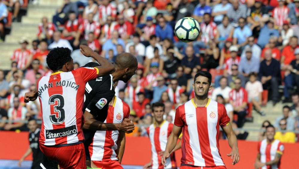 Nzonzi remata de cabeza