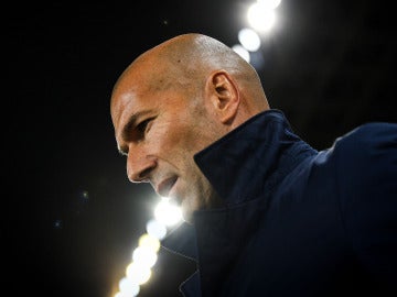 Zinedine Zidane, pensativo antes del partido del Real Madrid