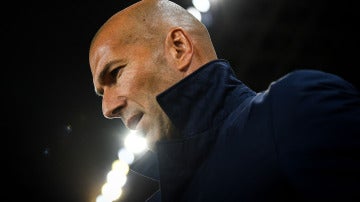 Zinedine Zidane, pensativo antes del partido del Real Madrid